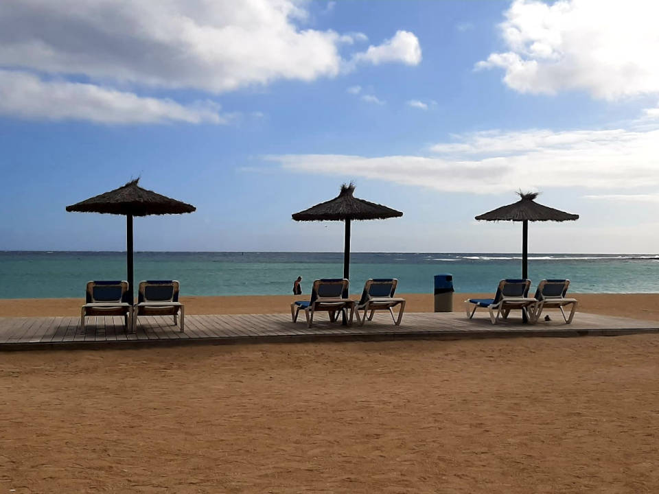 Fuerteventura spiaggia con ombrelloni